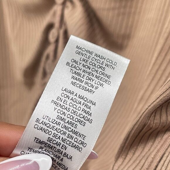 Jolie & Joy Women’s Tan V-Neck Ruched Front Ribbed Cropped Short Sleeve Tee 3X - Picture 6 of 8